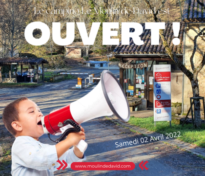 un enfant parle dans un megaphone pour annoncer l'ouverture du camping 4 ?toiles Le Moulin de David le samedi 02 avril 2022