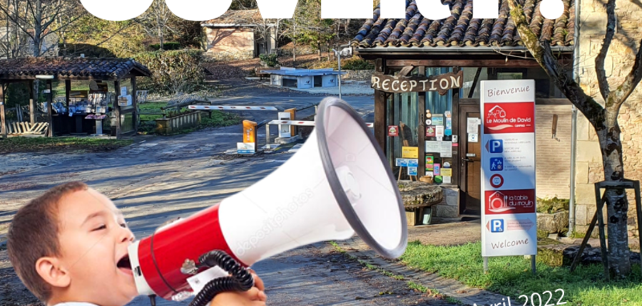 un enfant parle dans un megaphone pour annoncer l'ouverture du camping 4 ?toiles Le Moulin de David le samedi 02 avril 2022