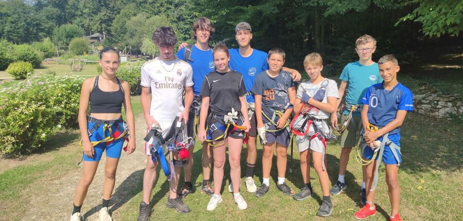 Sortie accrobranche pour les ados du camping Le Moulin de David en Dordogne Périgord proche de Monpazier